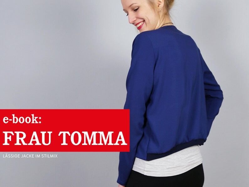 Pode incluir: Uma mulher vestindo uma jaqueta bomber azul com uma camisa branca por baixo. O texto "e-book: FRAU TOMMA L&Auml;SSIGE JACKE IM STILMIX" &eacute; exibido em vermelho.
