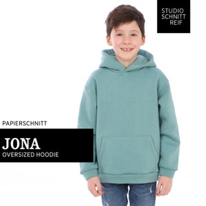 Op de afbeelding: Een teal blauwe oversized hoodie met een kangoeroezak. De hoodie heeft een capuchon met trekkoord en is gemaakt van een zachte, comfortabele stof. De tekst "JONAS OVERISZED HOODIE" is gedrukt op de voorkant van de hoodie.