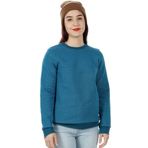Peut inclure: Un sweat-shirt bleu sarcelle à manches longues et col rond.