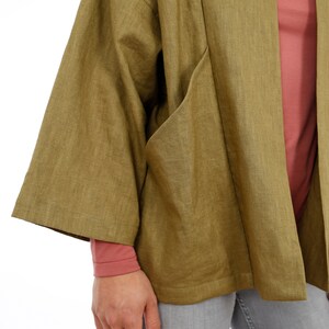 Peut inclure: Une veste en lin de couleur olive, &agrave; manches longues, &agrave; la coupe ample et dot&eacute;e de grandes poches plaqu&eacute;es. La veste a un design simple et est parfaite pour &ecirc;tre superpos&eacute;e.