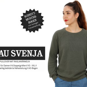 Könnte beinhalten: Ein grüner Pullover mit Raglanärmeln. Der Text "FRAU SVENJA" befindet sich oben im Bild. Der Text "SCHLICHTER PULLOVER MIT RAGLANÄRMELN" befindet sich unter dem Bild. Der Text "Schnittmuster für Damen // 6 Doppelgrößen II XS - XXL II" befindet sich unter dem Text "SCHLICHTER PULLOVER MIT RAGLANÄRMELN". Der Text "ausführliche, farbig bebilderte Nähanleitung // AO-Bogen" befindet sich unter dem Text "Schnittmuster für Damen // 6 Doppelgrößen II XS - XXL II".