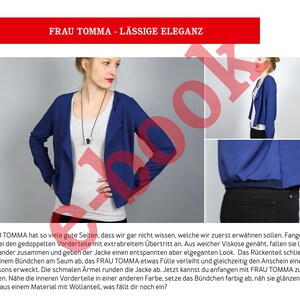 Pode incluir: Um blazer azul marinho com uma frente drapeada e mangas compridas. O blazer tem um caimento relaxado e &eacute; feito de um tecido macio e fluido. O texto "FRAU TOMMA L&Auml;SSIGE ELEGANZ" est&aacute; no topo da imagem.