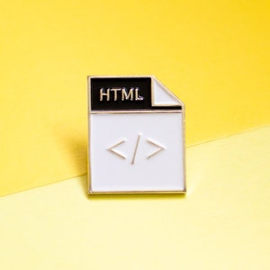 Może przedstawiać: Biało-czarna emaliowana przypinka w kształcie teczki z napisem "HTML" i symbolami kodu "</>" wewnątrz.