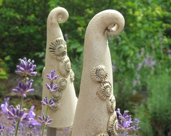 2x handgemachte Beetstecker  Blumentopfstecker  Keramik  Spitze  Ammoniten hell