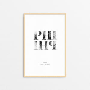 Może przedstawiać: Czarno-biały wydruk typograficzny słowa "PHIPHI" z wzorem liści palmowych. Wydruk zawiera tekst "TAJLANDIA" i współrzędne "7.9407° N, 98.7784° E".