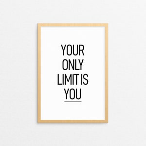 Könnte beinhalten: Ein gerahmter Druck mit dem Text "YOUR ONLY LIMIT IS YOU" in schwarzer Schrift auf weißem Hintergrund.
