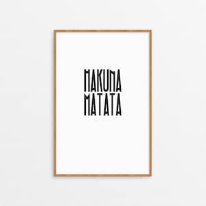 Può includere: Una stampa incorniciata con il testo "Hakuna Matata" in lettere nere su sfondo bianco.