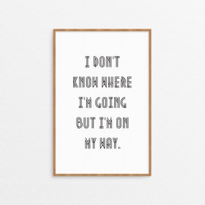 Puede incluir: Una impresión enmarcada con el texto "No sé a dónde voy, pero voy de camino..." en una fuente en blanco y negro.
