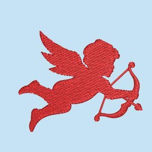 Peut inclure: Un écusson brodé rouge représentant la silhouette d'un chérubin ailé en plein vol. Le chérubin est représenté de profil, visant vers l'avant avec un arc et une flèche. La broderie présente un motif de points dense et texturé sur tout le motif.