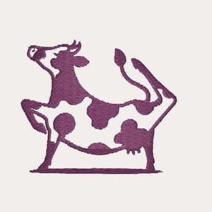 Könnte beinhalten: Ein violettes Stickmotiv einer Kuh mit geflecktem Muster. Die Kuh ist in einer dynamischen Pose mit erhobenem Vorderbein und nach oben gebogenem Schwanz dargestellt. Die Stickerei weist eine sichtbare Fadenstruktur über die gesamte Form auf.
