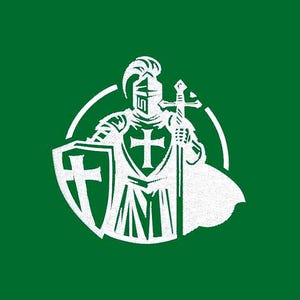 Könnte beinhalten: Eine weiße grafische Illustration auf einem einfarbigen grünen Hintergrund, die einen Ritter in Rüstung mit einem befederten Helm zeigt. Der Ritter hält in einer Hand einen großen Schild mit einem Kreuzemblem und in der anderen ein Schwert.