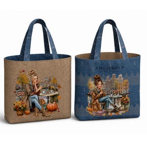 Könnte beinhalten: Zwei Tragetaschen mit Griffen in Jeansoptik. Die linke Tasche ist beige und zeigt eine Person an einem Tisch mit Kürbissen und Herbstlaub. Die rechte Tasche ist blau, trägt den Schriftzug AMSTERDAM BLUES und zeigt eine ähnliche Szene.