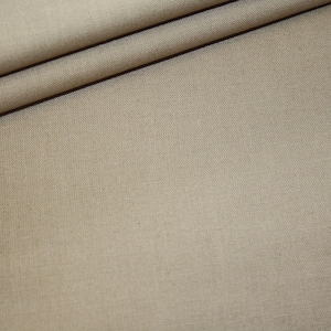 Könnte beinhalten: Nahaufnahme eines beigefarbenen Stoffes mit einer dezenten Webstruktur. Der Stoff ist gefaltet, wodurch Schatten entstehen und der Fall des Materials hervorgehoben wird. Die neutrale Farbe deutet auf Vielseitigkeit für verschiedene Nähprojekte hin.