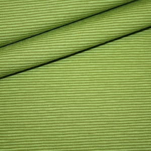 Peut inclure: Gros plan sur un tissu côtelé vert avec une texture subtile. Le tissu présente une bande légèrement plus foncée de couleur verte qui traverse le matériau horizontalement.