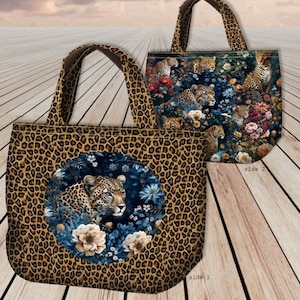 Può includere: Due borse tote con stampa leopardata e motivi floreali. Una borsa presenta un leopardo in un cerchio floreale blu. L'altra borsa ha un motivo floreale con leopardi. Entrambe le borse hanno manici con stampa leopardata.