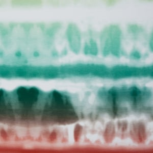 Könnte beinhalten: Abstrakte Aquarellmalerei mit horizontalen Streifen in Grün, Braun und Rot.