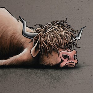 Könnte beinhalten: Eine digitale Illustration eines liegenden Hochlandrindes mit langem, zotteligem, hellbraunem Fell, markanten geschwungenen Hörnern und einer ausgeprägten rosa Nase. Das Rind ist im Profil vor einem einfarbigen, strukturierten grauen Hintergrund dargestellt.