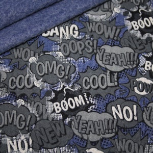 Könnte beinhalten: Ein grauer und blauer Stoff mit einem sich wiederholenden Muster aus Comic-Sprechblasen. Die Sprechblasen enthalten Wörter wie "WOW!" "BOOM!" "COOL!" "OMG!" und "YEAH!!!"