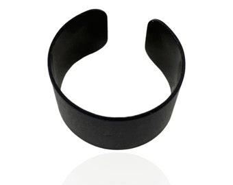 Stainless steel ear cuff in black 1 piece