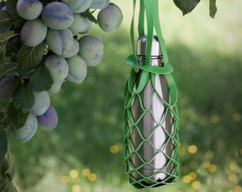 MINI uchwyt na butelkę. Idealny na butelki z wodą o pojemności 500 ml i bidony. Zapięcie na zatrzask, dzięki czemu można go zawiesić w dowolnym miejscu.