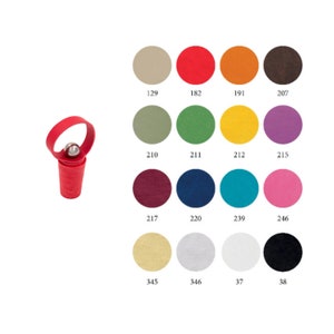 Può includere: Un tappo per bottiglia rosso con un manico ad anello. Il tappo è mostrato su uno sfondo bianco con una cartella colori di 10 colori diversi.