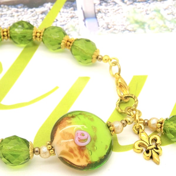 Bracelet LYS OLIVE d'OR perles en cristal facettes de Bohême vert olivine lampwork verre lentille rose fleur breloque or antique cadeau été