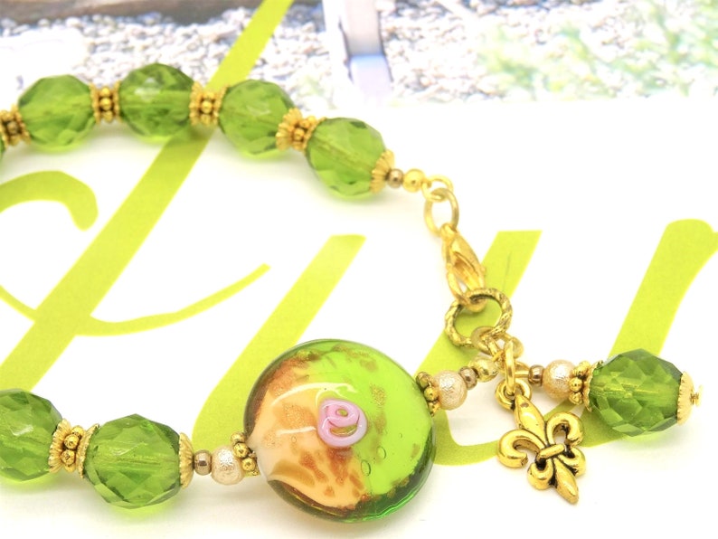 Bracelet LYS OLIVE d'OR perles en cristal facettes de Bohême vert olivine lampwork verre lentille rose fleur breloque or antique cadeau été image 1