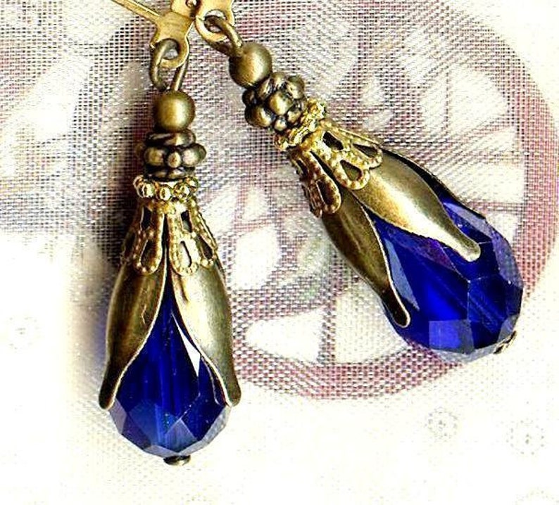 Boucles TULIPES BLEU ROYALE perles facettes gouttes cristal Bohême bronze bleu royal cadeaux mariage anniversaire vintage antique OR629 image 1