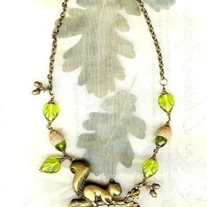 Collier ECUREUIL des CHÊNES bronze avec coupelles naturelles de GLANDS perles en cristal et feuilles en verre olivine Active image 4