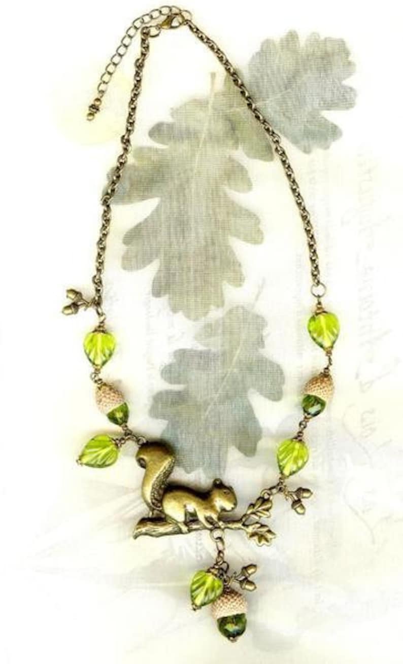 Collier ECUREUIL des CHÊNES bronze avec coupelles naturelles de GLANDS perles en cristal et feuilles en verre olivine Active image 4