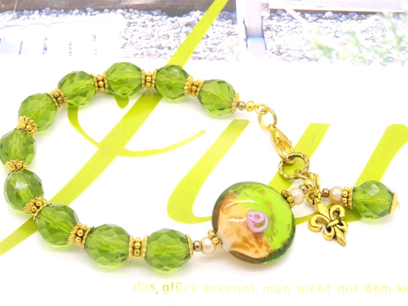 Bracelet LYS OLIVE d'OR perles en cristal facettes de Bohême vert olivine lampwork verre lentille rose fleur breloque or antique cadeau été image 7