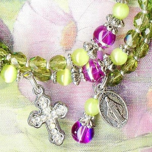 Bracelet ROSAIRE OLIVINE et VIOLET perles en cristal et verre oeil de chat facettes de Bohême crucifix strass médaille vierge RK085 image 1