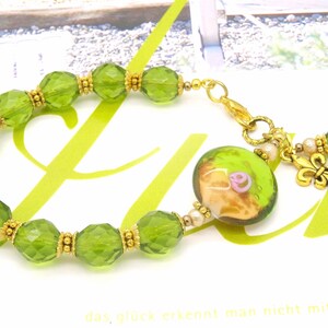 Bracelet LYS OLIVE d'OR perles en cristal facettes de Bohême vert olivine lampwork verre lentille rose fleur breloque or antique cadeau été image 6