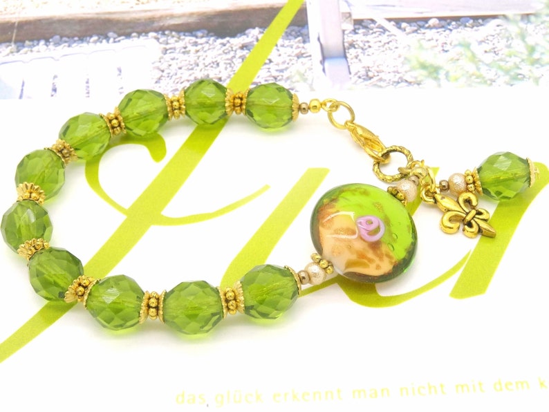 Bracelet LYS OLIVE d'OR perles en cristal facettes de Bohême vert olivine lampwork verre lentille rose fleur breloque or antique cadeau été image 6