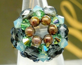 Bague OURSIN MONTANA Erinite AB Pacific Opale  perles cristal Swarovski facettes de Bohême bronze vintage enfilée fil de nylon R373