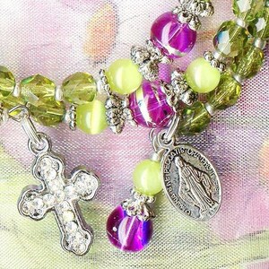 Bracelet ROSAIRE OLIVINE et VIOLET perles en cristal et verre oeil de chat facettes de Bohême crucifix strass médaille vierge RK085 image 4