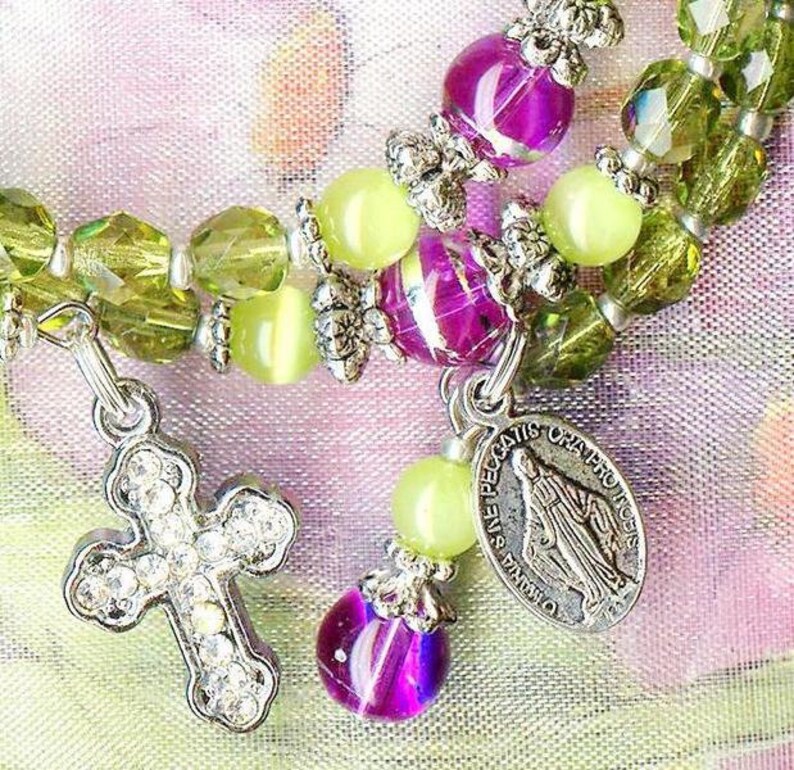 Bracelet ROSAIRE OLIVINE et VIOLET perles en cristal et verre oeil de chat facettes de Bohême crucifix strass médaille vierge RK085 image 4