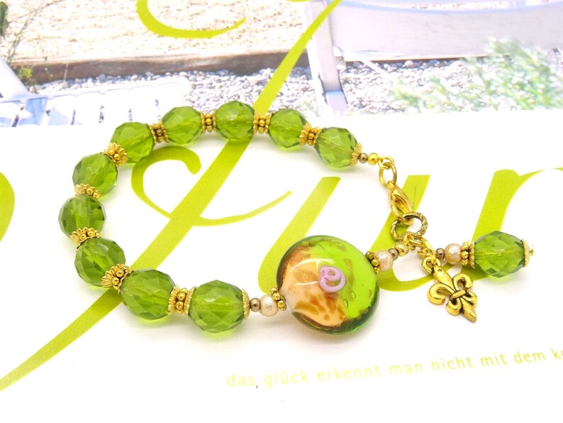 Bracelet LYS OLIVE d'OR perles en cristal facettes de Bohême vert olivine lampwork verre lentille rose fleur breloque or antique cadeau été image 2