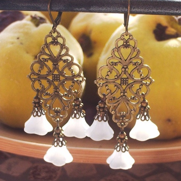 Boucles CLOCHETTES d'HIVER fleurs perle en verre blanc opales intercalaire  bronze connecteur cadeau bijoux printemps saison OR739