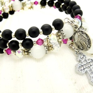 Rosenkranz Armband ONYX schwarz matt Perlen Kristall facettiert Swarovski Fuchsia Kreuz Madonna Anhänger Kommunion Taufe Hochzeit Bild 2