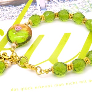 Bracelet LYS OLIVE d'OR perles en cristal facettes de Bohême vert olivine lampwork verre lentille rose fleur breloque or antique cadeau été image 4