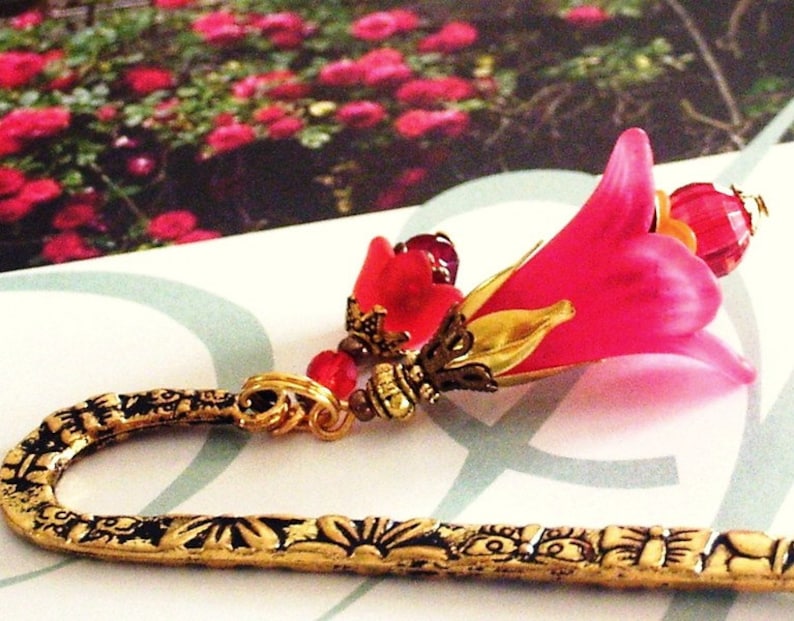 Bookmark SPRINGTIME RED TULIPE acrylic flowers crystal faceted beads antiqued gold vintage gift MP145 image 1