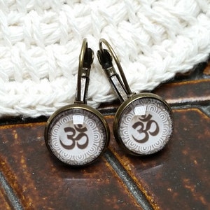 Orecchini OM marrone * beige * gioielli yoga * sanscrito * gioielli spirituali * spiritualità * regalo yoga * gioielli esoterici * boho