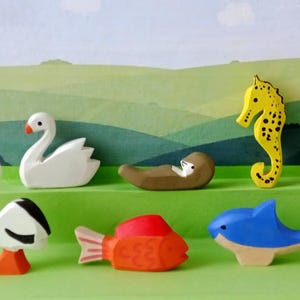 Kleine Holzfiguren, Wassertiere, auch als Stecker. Schwan, Seepferd, Otter, Wal, Fisch