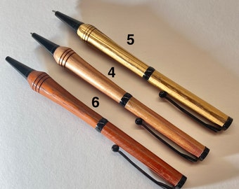 Kugelschreiber / Kuli aus Holz einzeln von Hand gefertigt (gedrechselt), auch personalisiert / Namen / Geschenkhülle.