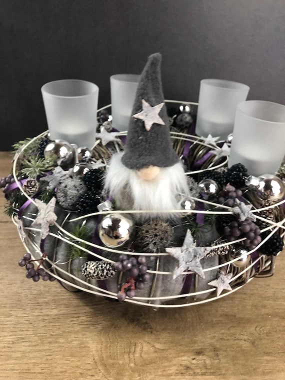 Adventskranz rund mit Wichtel und Naturmaterialien – mehrjährig mit Ta