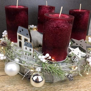Adventskrans, lichtslinger, huisjes – rond, sfeervol met dennenboom