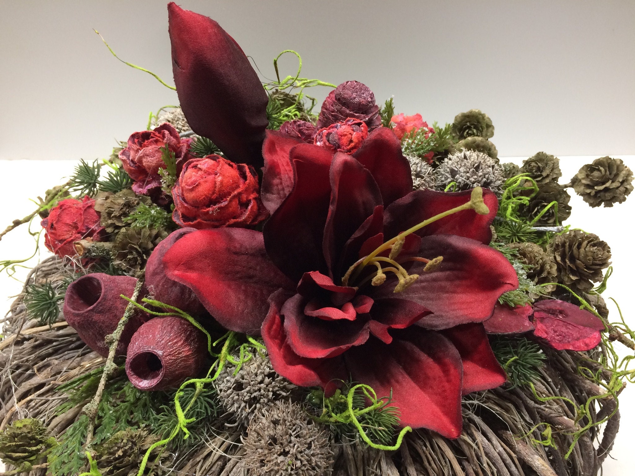 Produktbild von Grabgestecke Für Urnengrab Gesteck Friedhof Totensonntag & Allerheiligen – Rosenrot Flora Trans Gesteck Friedhof Winter