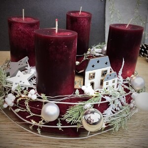 Adventskrans, lichtslinger, huisjes – rond, sfeervol