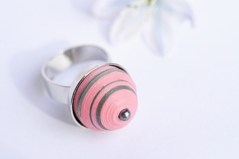 Ring Papier-Bonbon Rosa Grau geringelt Bild 1